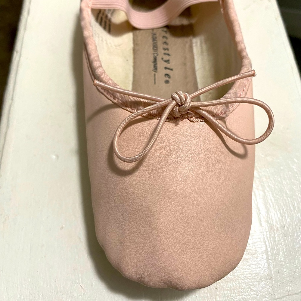Girls Danskin Freestyle size 13 Ballet slippers